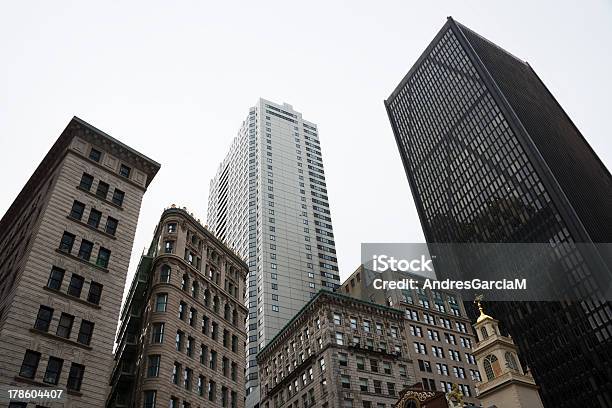 Photo libre de droit de Immeubles De Bureaux Et De Léglise Dans Le Centreville De Boston banque d'images et plus d'images libres de droit de Boston - Massachusetts