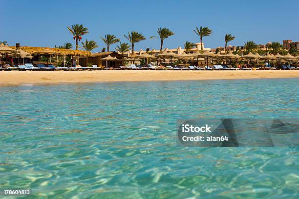 La Costa De África En Egipto Al Mar Foto de stock y más banco de imágenes de Aire libre - Aire libre, Amarillo - Color, Arena