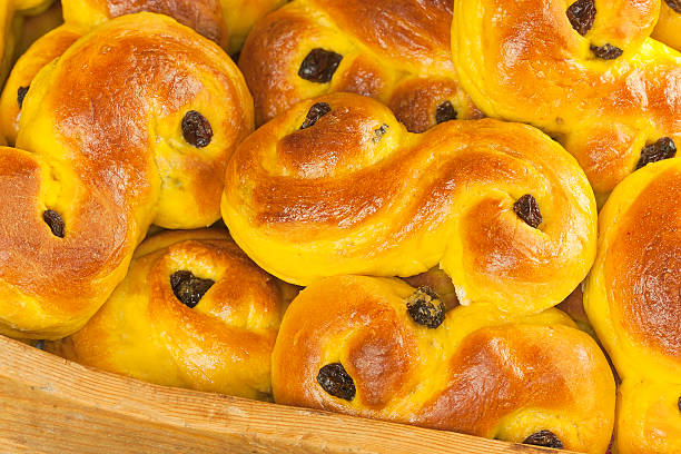 panini tradizionale svedese allo zafferano - lussekatt foto e immagini stock