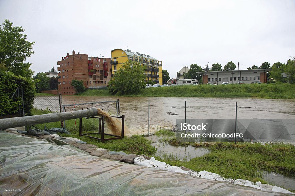 Gran escape en el río fluye rainwater y barro - Foto de stock de Agua subterránea libre de derechos