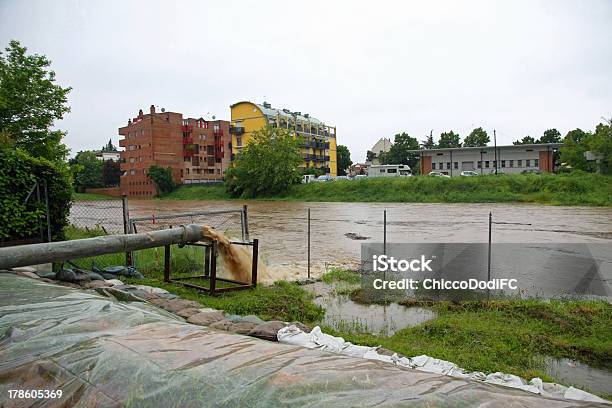 Photo libre de droit de Impressionnant Fleuve Flux Déchappement Sur Leau De Pluie Et De La Boue banque d'images et plus d'images libres de droit de Boue