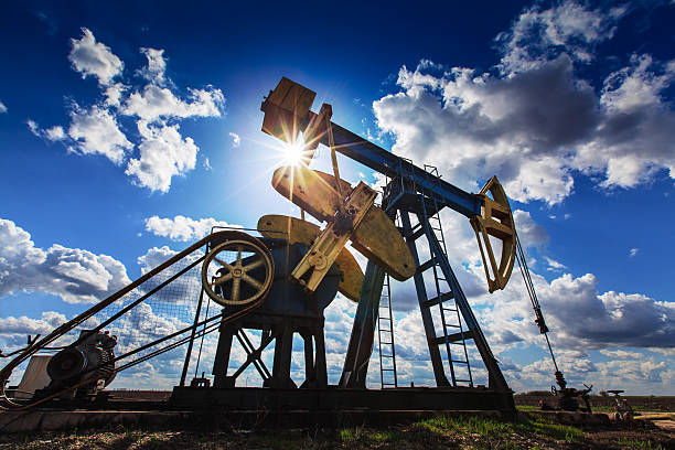 istock Operating oil and gas well profiled on cloudy sky 178605684