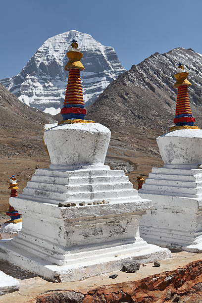 buddhistic stupas et saint mont kailash au tibet - bonpo photos et images de collection