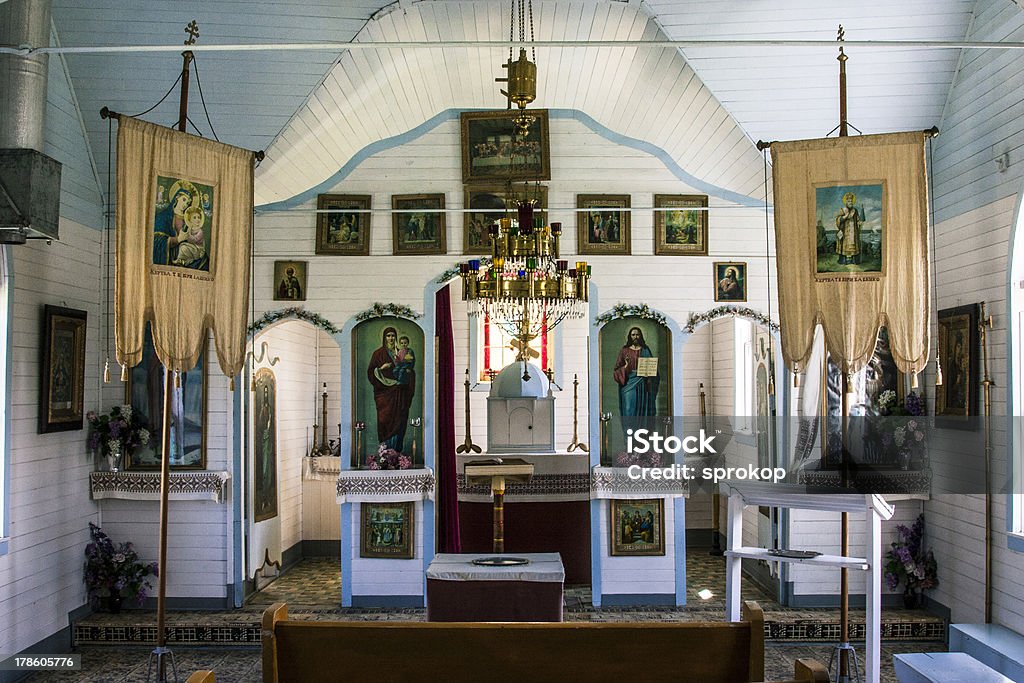 Intérieur de l'église - Photo de Autel libre de droits