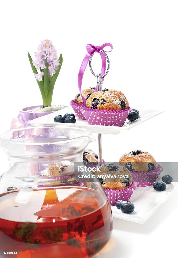 Bule de Chá e placa de muffins de Mirtilo em fundo branco - Royalty-free Alimentação Não-saudável Foto de stock