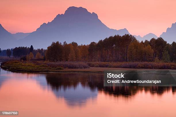 Autumn Sunset En Oxbow Bend Foto de stock y más banco de imágenes de Agua - Agua, Aire libre, Aislado