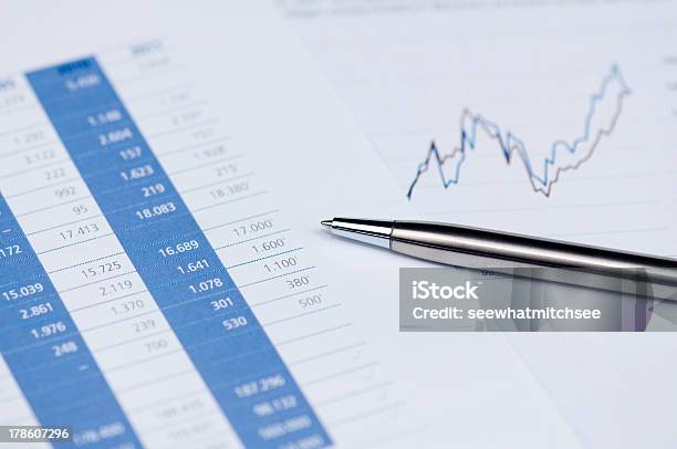 Financial Planning Mit Aktiencharts Und Stift Stockfoto und mehr Bilder von Bericht - Bericht, Papier, Analysieren