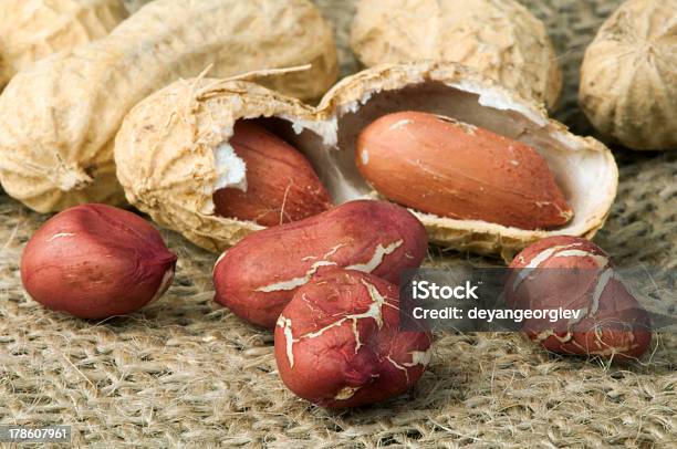 Grande Amendoins De Aniagem De Cânhamo - Fotografias de stock e mais imagens de Alimentação Saudável - Alimentação Saudável, Amendoim - Alimento, Castanho