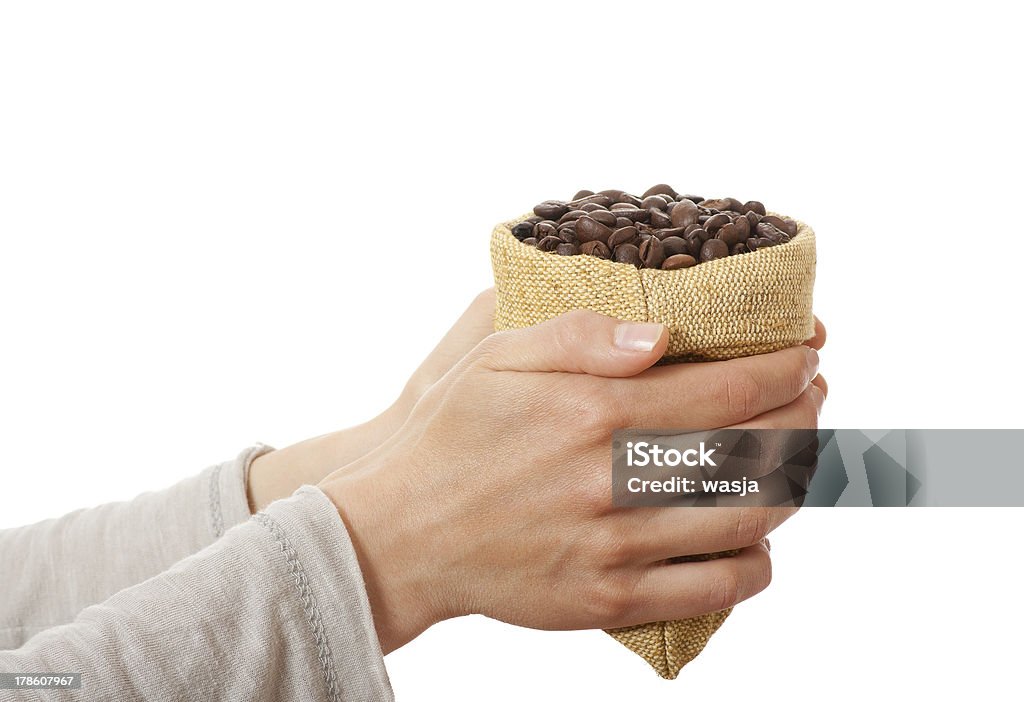 Piccolo sacco di chicchi di caffè in mano femmina - Foto stock royalty-free di Abbondanza