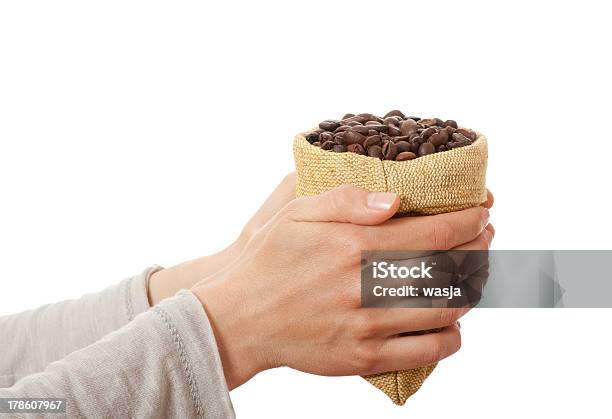 Piccolo Sacco Di Chicchi Di Caffè In Mano Femmina - Fotografie stock e altre immagini di Abbondanza - Abbondanza, Agricoltura, Bianco