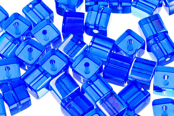 синее стекло кубический bugles крупный план - glass jewelry bead bugle стоковые фото и изображения