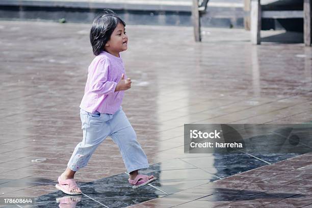 Linda Little Asian Girl Playing In The Park Foto de stock y más banco de imágenes de 2-3 años - 2-3 años, Actividad, Aire libre
