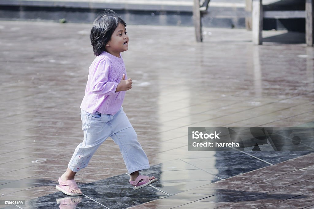 Mignonne petite fille asiatique, jouant dans le parc - Photo de 2-3 ans libre de droits