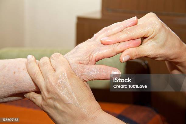 Fisioterapia Per Anziani - Fotografie stock e altre immagini di 80-89 anni - 80-89 anni, Adulto, Adulto di mezza età