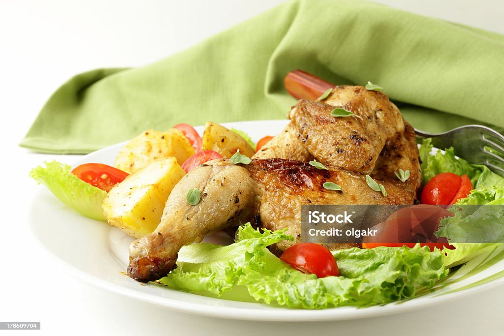 Frittiertes Hähnchen mit Salat oder Gemüse - Lizenzfrei Erfrischung Stock-Foto