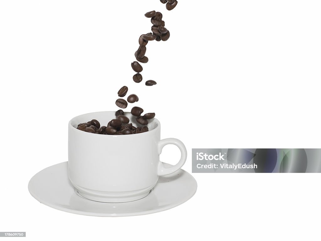 떨어지는 커피 원두 가운데 컵 수 있습니다. 격리됨에 - 로열�티 프리 갈색 스톡 사진