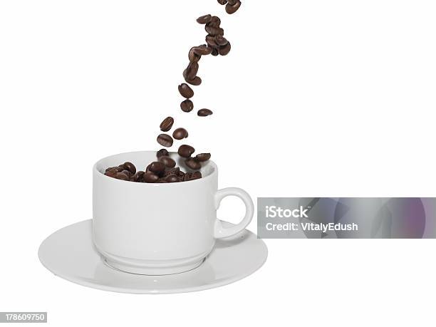 떨어지는 커피 원두 가운데 컵 수 있습니다 격리됨에 갈색에 대한 스톡 사진 및 기타 이미지 - 갈색, 고급, 떨어짐