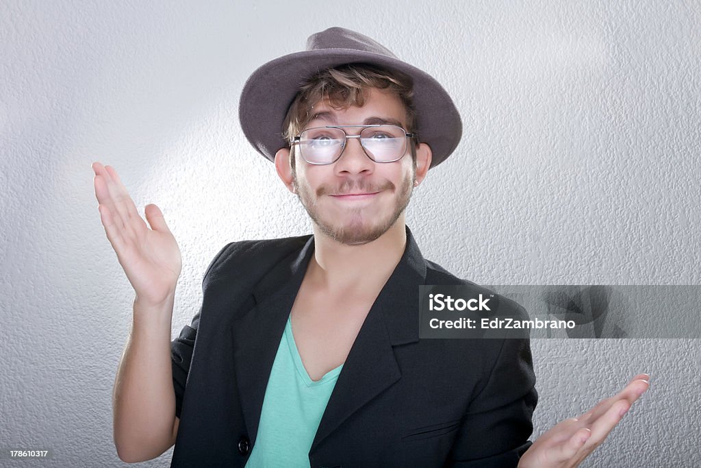 Jeune homme avec chapeau et lunettes - Photo de 1980-1989 libre de droits