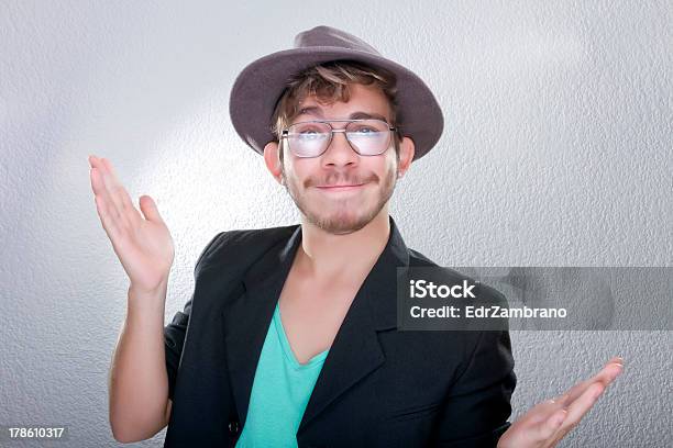 Photo libre de droit de Jeune Homme Avec Chapeau Et Lunettes banque d'images et plus d'images libres de droit de 1980-1989 - 1980-1989, Barbe, Bleu