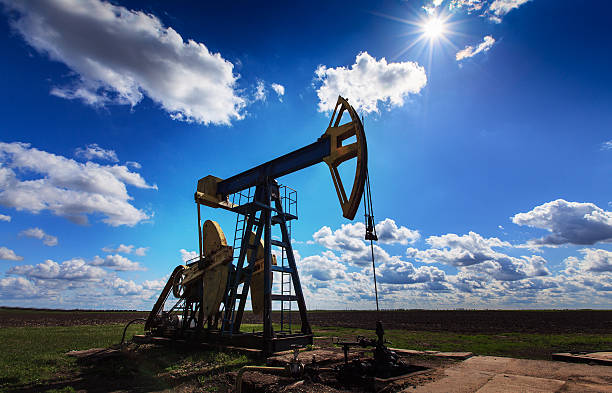 istock Operating oil and gas well profiled on cloudy sky 178610665