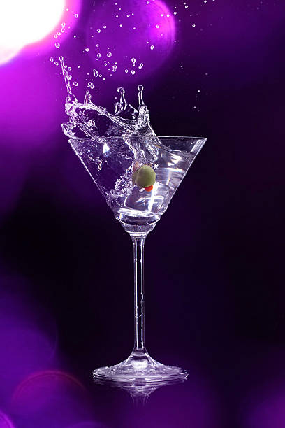 martini napój - gin tonic water martini olive zdjęcia i obrazy z banku zdjęć