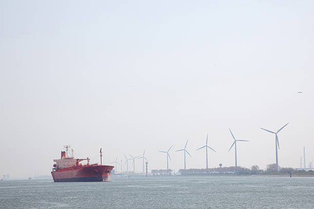 öltanker in die nieuwe waterweg nahe dem hafen von rotterdam - nieuwe waterweg stock-fotos und bilder