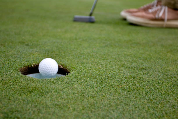 istock Putt finds the hole 1786119998