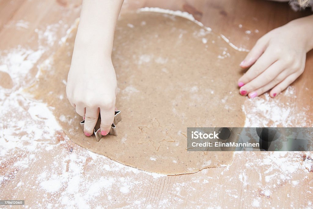 Cutting gingerbread formas de masa - Foto de stock de Alimento libre de derechos