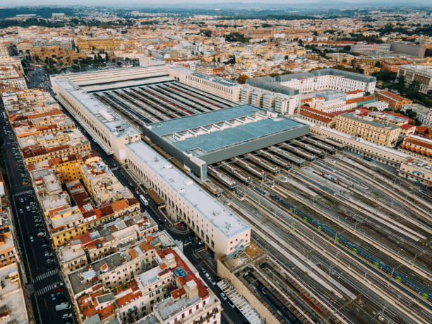 widok z lotu ptaka na rzym z widokiem na rzym termini, koloseum i dzielnicę mieszkalną w centrum miasta - roma termini zdjęcia i obrazy z banku zdjęć