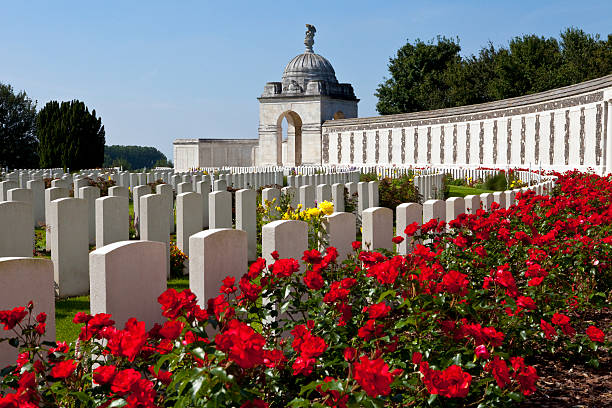 tyne kinderbett friedhof in ypres - flanders war grave war memorial stock-fotos und bilder