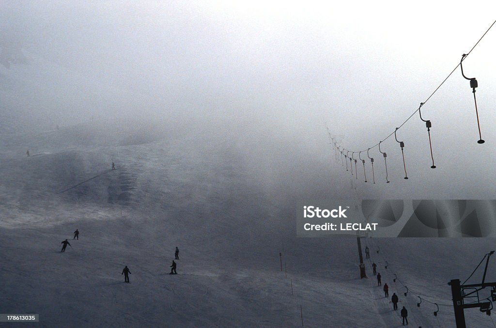 Ski et des silhouettes skiers'tow - Photo de Activités après le ski libre de droits