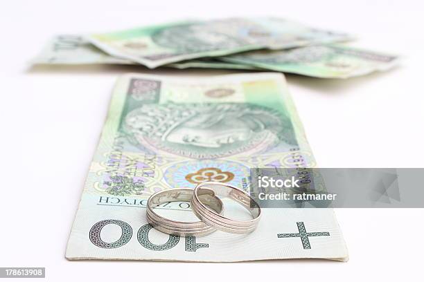 Hochzeitsringe Und Geld Auf Weißem Hintergrund Stockfoto und mehr Bilder von Bildhintergrund - Bildhintergrund, Finanzen, Fotografie