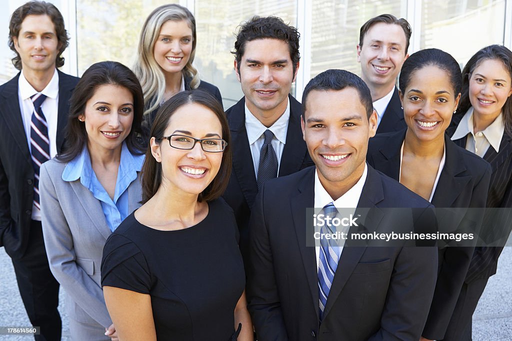 Retrato de equipe de fora do escritório de negócios - Foto de stock de Pessoa de negócios royalty-free