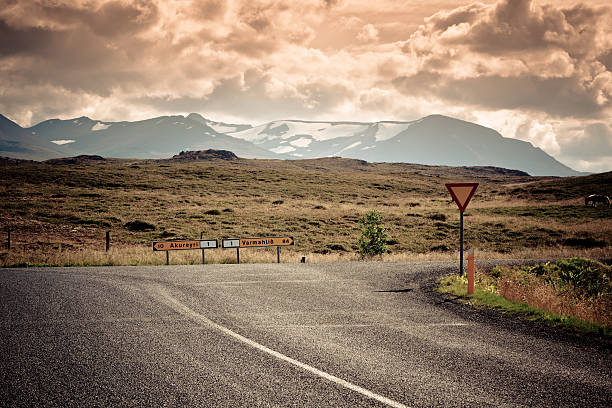 intersection de north islande paysage de montagne - road marking road reflector road dividing line photos et images de collection