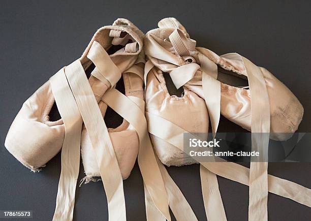 Pointe Schuh Stockfoto und mehr Bilder von Alt - Alt, Antiquität, Ballett
