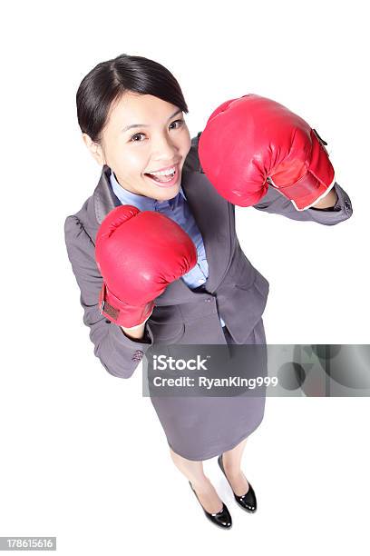 Mulher De Negócios Com Luvas De Boxe Boxe - Fotografias de stock e mais imagens de Adulto - Adulto, Agressão, Asiático e indiano