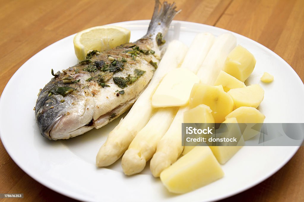 Dorade mit Spargel und Kartoffeln - Royalty-free Alecrim Foto de stock