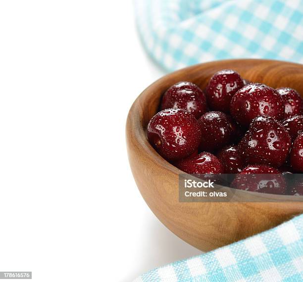 Свежие В Деревянная Чаша Cherries — стоковые фотографии и другие картинки Без людей - Без людей, Белый, Белый фон