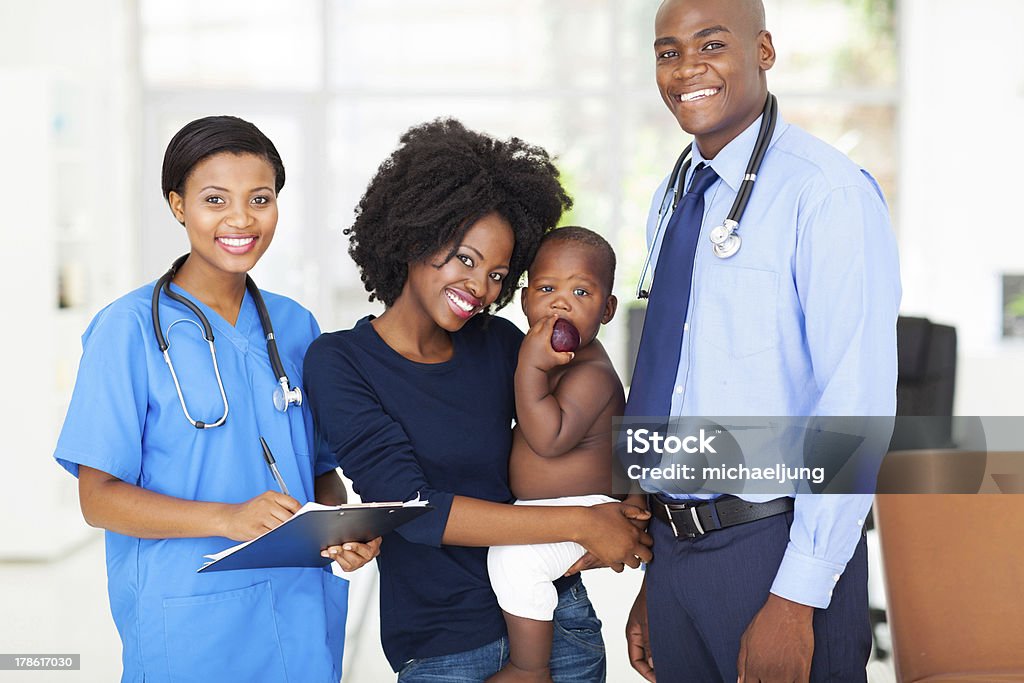 Personale medico pediatrico con madre con il Suo bambino - Foto stock royalty-free di 12-17 mesi