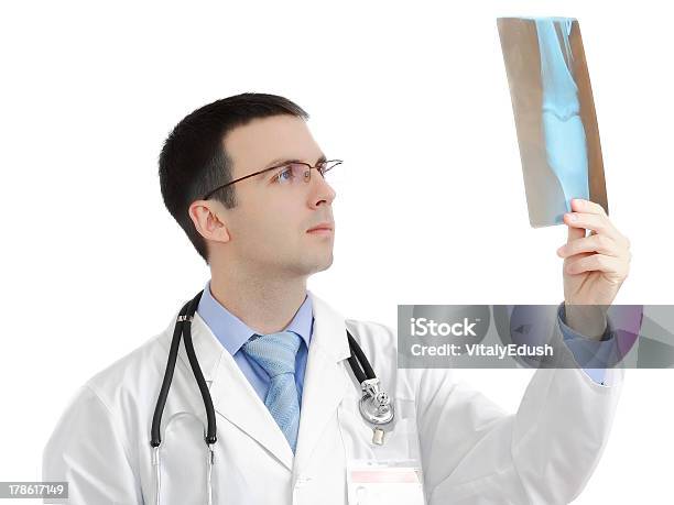 Porträt Eines Arztes Mit Einem Röntgenbild Stockfoto und mehr Bilder von Abzeichen - Abzeichen, Arzt, Brille