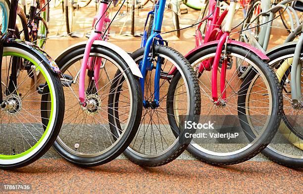Велосипеды — стоковые фотографии и другие картинки Большая группа объектов - Большая группа объектов, Большой город, Велосипед