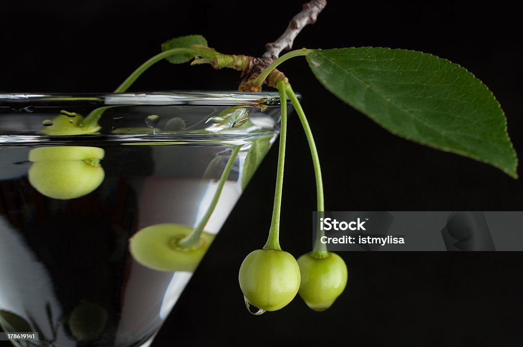 Незрелый зеленый вишня в стекла на черном - Стоковые фото Алкоголь - напиток роялти-фри