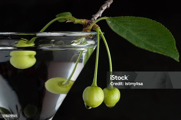 Незрелый Зеленый Вишня В Стекла На Черном — стоковые фотографии и другие картинки Алкоголь - напиток - Алкоголь - напиток, Без людей, Бокал для мартини