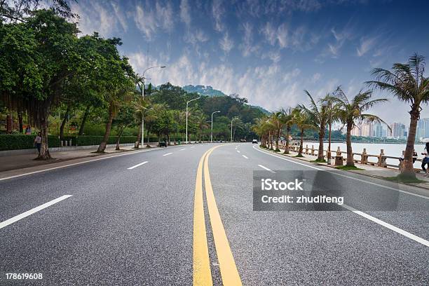 Estrada - Fotografias de stock e mais imagens de Alfalto - Alfalto, Ao Ar Livre, Autoestrada