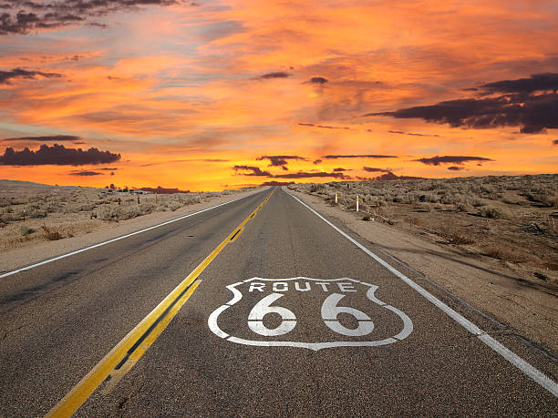 route 66 znak pavement sunrise pustynia mojave - route 66 thoroughfare sign number 66 zdjęcia i obrazy z banku zdjęć