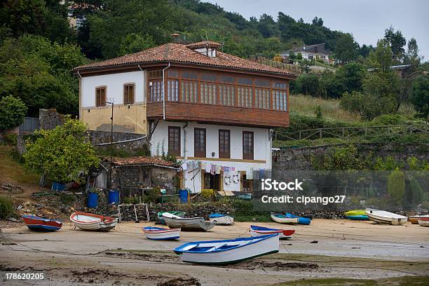 Tradicionales De La Casa Foto de stock y más banco de imágenes de Agua - Agua, Aire libre, Amarrado