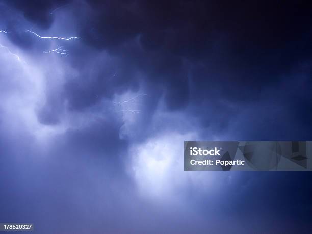 Vehemente Sky Foto de stock y más banco de imágenes de Abstracto - Abstracto, Ambiente atmosférico, Azul