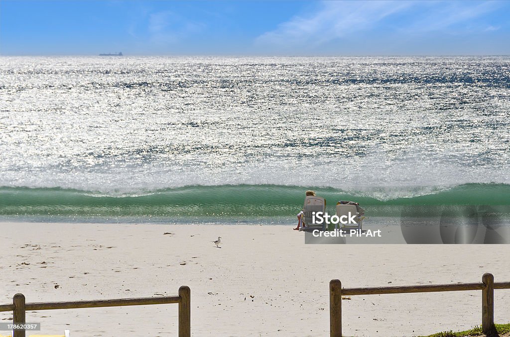 Łamanie Fala na plaży przed turystów - Zbiór zdjęć royalty-free (Afryka)