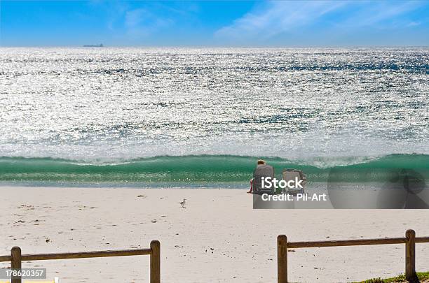 Łamanie Fala Na Plaży Przed Turystów - zdjęcia stockowe i więcej obrazów Afryka - Afryka, Afryka Południowa, Camps Bay