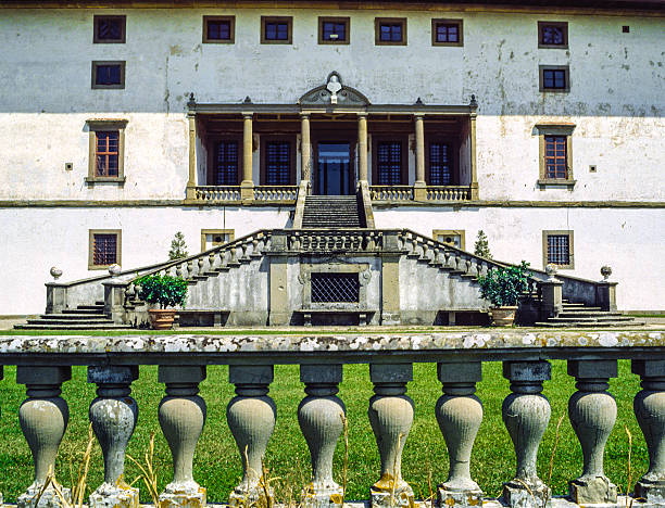 villa medicea artimino, - villa italian culture facade ornamental garden fotografías e imágenes de stock